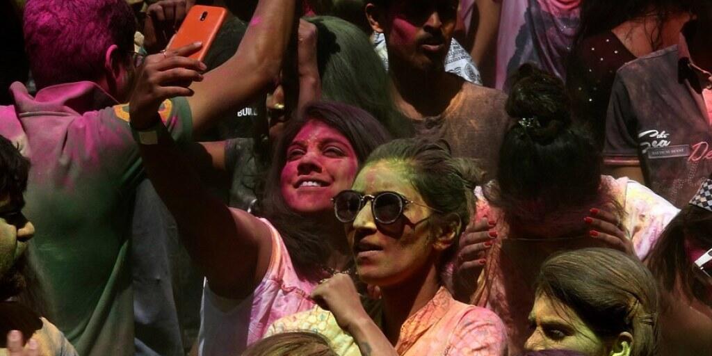 Farben zum Frühlingsbeginn: Auch in der indischen Metropole Bangalore wurde das Holi-Farbenfest ausgiebig gefeiert.