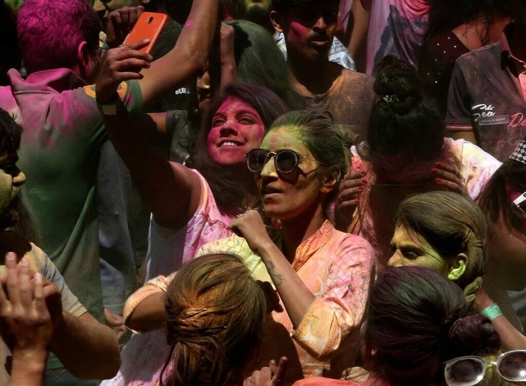 Farben zum Frühlingsbeginn: Auch in der indischen Metropole Bangalore wurde das Holi-Farbenfest ausgiebig gefeiert.