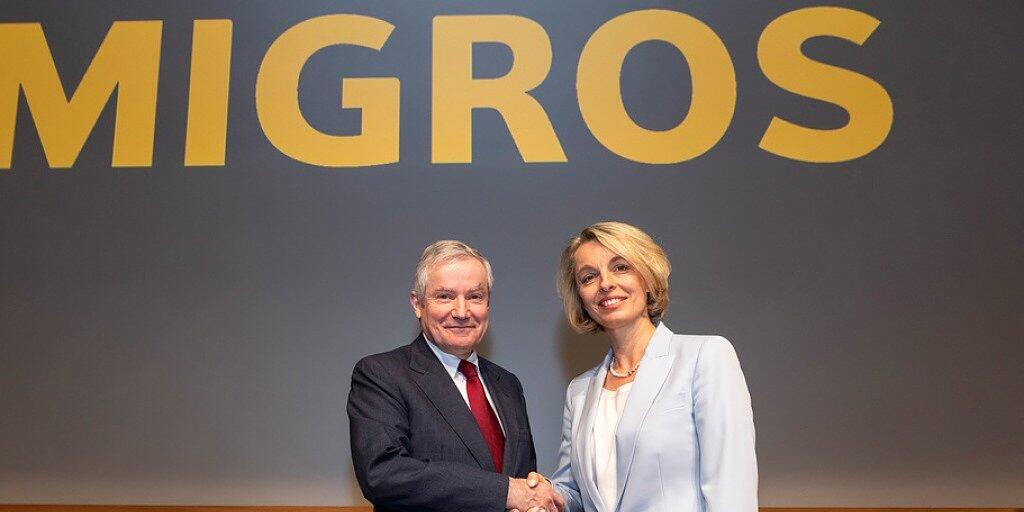 Der bisherige Präsident Andrea Broggini gratuliert der neu gewählten Präsidentin Ursula Nold an der Delegiertenversammlung des Migros-Genossenschaftsbundes am Samstag in Zürich.