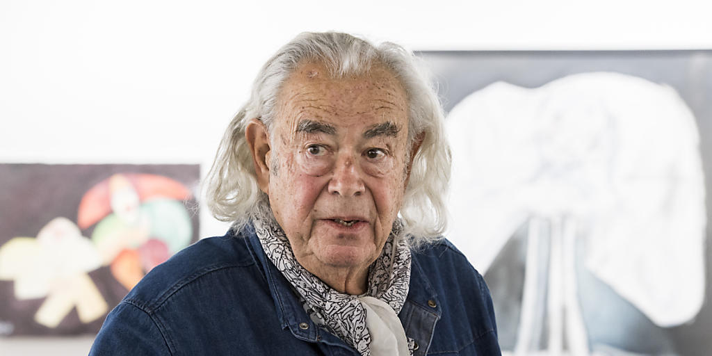 Ted Scapa vor zwei seiner Gemälde in der Berner Ausstelllung.