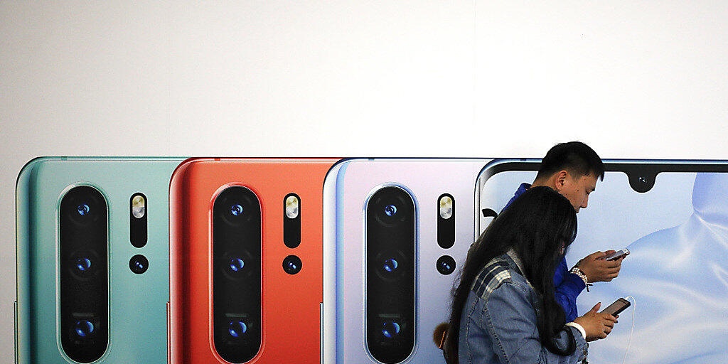 Trotz Sanktionen der USA gegen den chinesischen Telekomkonzern Huawei: Swisscom-Chef Urs Schaeppi sieht momentan keinen Grund, den Verkauf von Huawei-Smartphones zu stoppen. Trotz Sanktionen der USA gegen den chinesischen Telekomkonzern Huawei: Swisscom-Chef Urs Schaeppi sieht momentan keinen Grund, den Verkauf von Huawei-Smartphones zu stoppen.