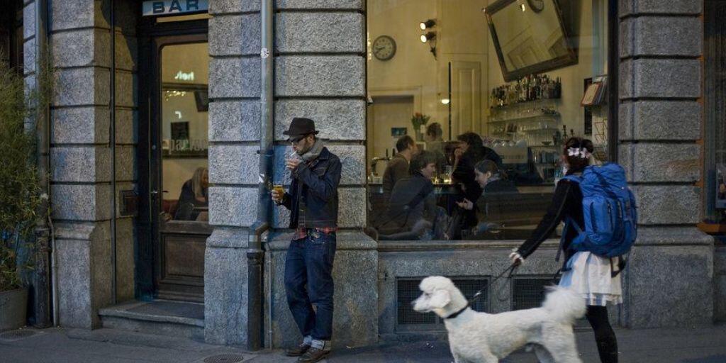 Die Bar "Parterre" in der Berner Länggasse. Früher hingen vor Kneipen noch Schilder mit Hunden drauf und dem Satz "Ich bleibe draussen". Seit dem 1. Mai 2010 gilt das auch fürs Herrchen, sofern es raucht. (Archivbild) Die Bar "Parterre" in der Berner Länggasse. Früher hingen vor Kneipen noch Schilder mit Hunden drauf und dem Satz "Ich bleibe draussen". Seit dem 1. Mai 2010 gilt das auch fürs Herrchen, sofern es raucht. (Archivbild)