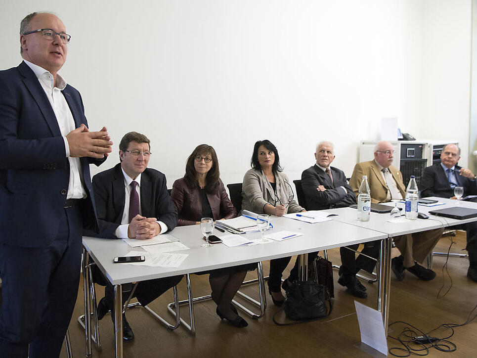 Der Waadtländer SP-Staatsrat Pierre-Yves Maillard, links, hat am Freitag zusammen mit Vertretern des Initiativkomitees die Ziele der Volksinitiative "Krankenversicherung. Für die Organisationsfreiheit der Kantone" erklärt. (KEYSTONE/Anthony Anex)