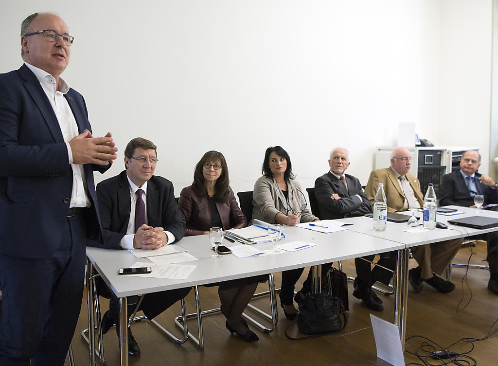 Der Waadtländer SP-Staatsrat Pierre-Yves Maillard, links, hat am Freitag zusammen mit Vertretern des Initiativkomitees die Ziele der Volksinitiative "Krankenversicherung. Für die Organisationsfreiheit der Kantone" erklärt. (KEYSTONE/Anthony Anex) Der Waadtländer SP-Staatsrat Pierre-Yves Maillard, links, hat am Freitag zusammen mit Vertretern des Initiativkomitees die Ziele der Volksinitiative "Krankenversicherung. Für die Organisationsfreiheit der Kantone" erklärt. (KEYSTONE/Anthony Anex)