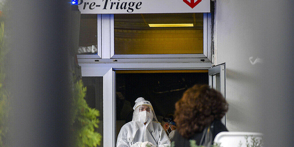 Medizinisches Personal in Schutzkleidung steht in der Notaufnahme des Cardarelli-Krankenhauses. Foto: Alessandro Pone/LaPresse/AP/dpa