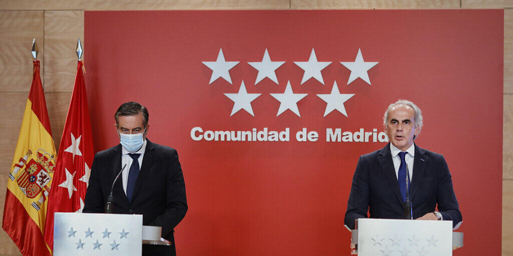 Enrique Lopez (l), Innenminister der†Gemeinde Madrid, und Enrique Ruiz Escudero, Gesundheitsminister der†Gemeinde, nehmen an einer Pressekonferenz teil. Foto: J. HellÌn./Pool/EUROPA PRESS/dpa