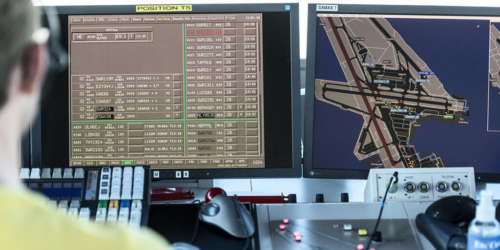 Ein Mitarbeiter von Skyguide kontrolliert die Monitore, hier im Tower des Flughafen Zürich Kloten. (Archivbild)