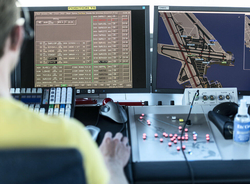 Ein Mitarbeiter von Skyguide kontrolliert die Monitore, hier im Tower des Flughafen Zürich Kloten. (Archivbild) Ein Mitarbeiter von Skyguide kontrolliert die Monitore, hier im Tower des Flughafen Zürich Kloten. (Archivbild)