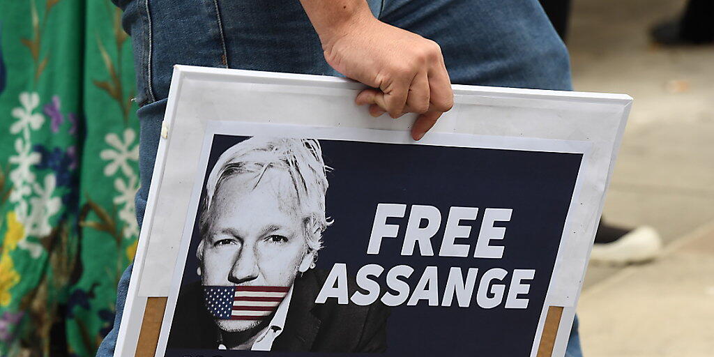 Ein Demonstrant in Sydney trägt ein Schild mit der Forderung für eine Freilassung von Wikileaks-Gründer Julian Assange nach dessen Festnahme in London. (Archivbild)