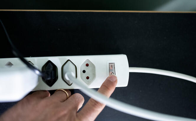 STROMLEISTE, MEHRFACHSTECKDOSE, STECKERLEISTE, MEHRFACHSTECKER, STECKDOSENLEISTE, STECKDOSE, STROMVERBRAUCH, STROMSPARMASSNAHME, ENERGIEVERBRAUCH, ENERGIESPARMASSNAHME, HAUSHALT,