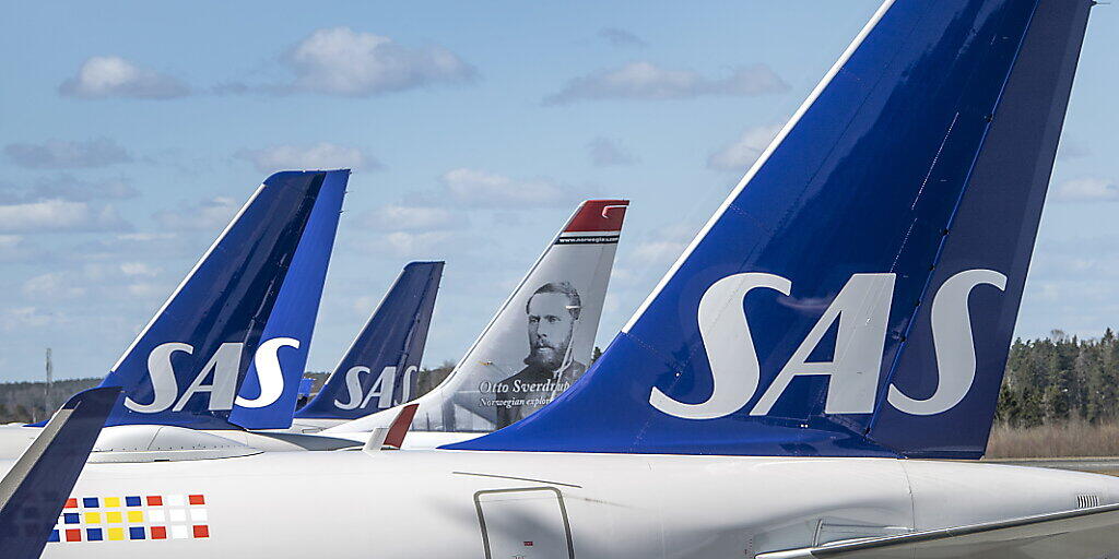 Die von der Coronakrise gebeutelte skandinavische Fluggesellschaft SAS muss im Gegenzug zur Milliarden-Finanzspritze ihre Kosten senken und Personal einsparen. (Archivbild)