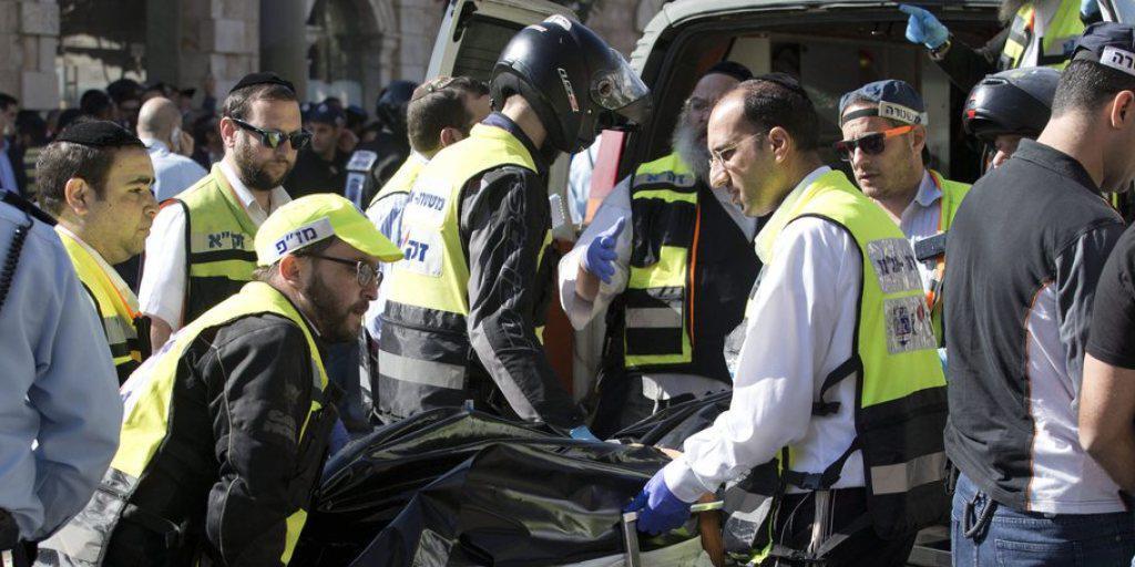 Sanitäter bringen am Montag in Jerusalem den Leichnam des getöteten palästinensischen Mädchens weg. Sanitäter bringen am Montag in Jerusalem den Leichnam des getöteten palästinensischen Mädchens weg.