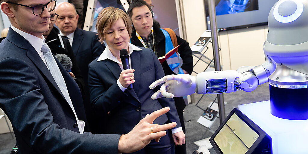 Die Hannover Messe wollte in diesem Jahr vor allem neue Technologien für mehr Klimaschutz, den jüngsten Stand beim 5G-Mobilfunkstandard und datengesteuerte künstliche Intelligenz zeigen. (Archivbild) Die Hannover Messe wollte in diesem Jahr vor allem neue Technologien für mehr Klimaschutz, den jüngsten Stand beim 5G-Mobilfunkstandard und datengesteuerte künstliche Intelligenz zeigen. (Archivbild)