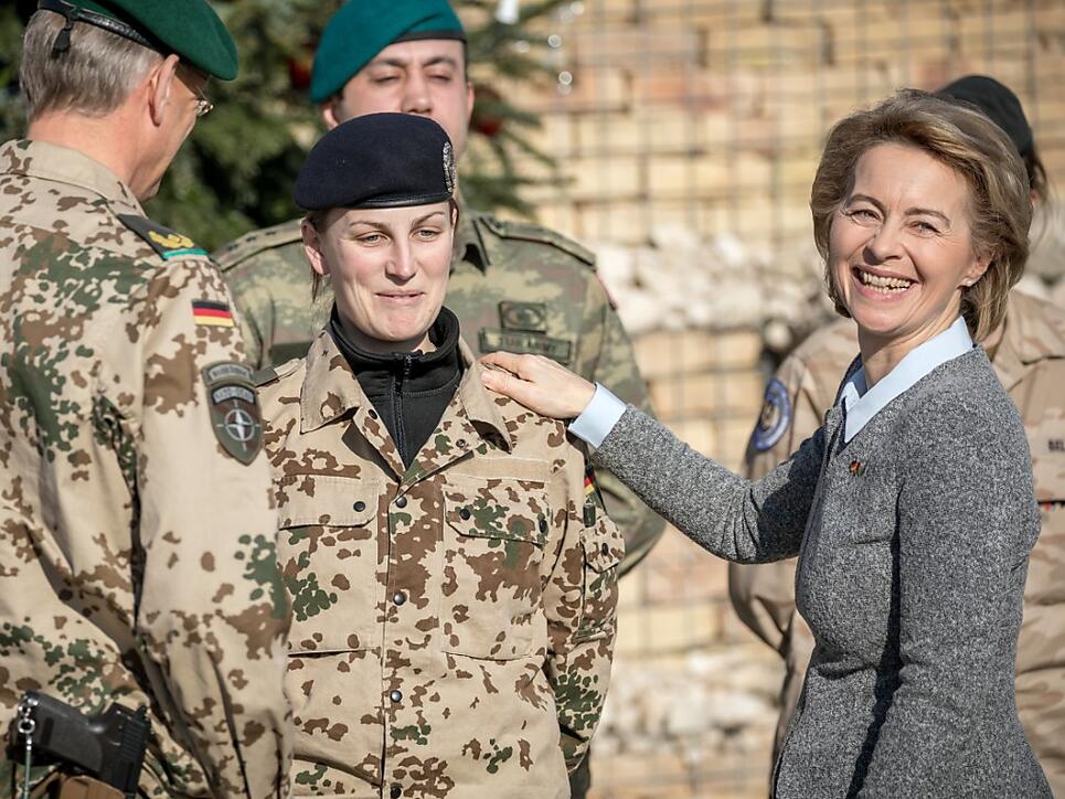 Nicht genügend Winterbekleidung: Der deutschen Armee fehlt es an wichtiger Ausrüstung für Nato-Einsätze. Im Bild: die deutsche Verteidigungsministerin Ursula von der Leyen. (Symbolbild)