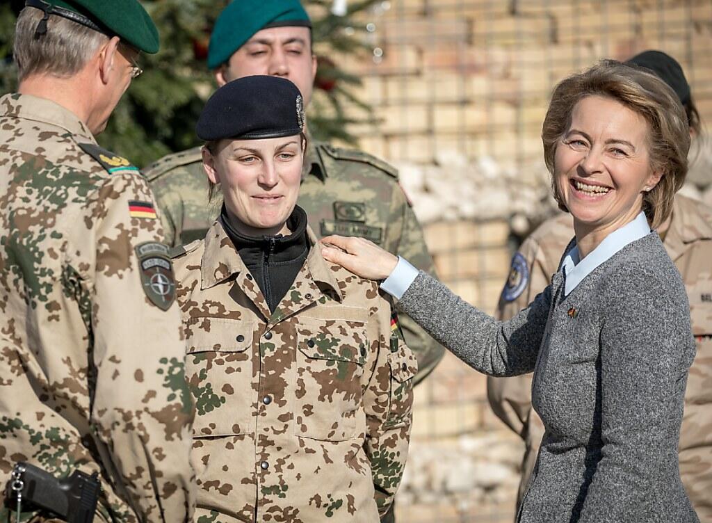 Nicht genügend Winterbekleidung: Der deutschen Armee fehlt es an wichtiger Ausrüstung für Nato-Einsätze. Im Bild: die deutsche Verteidigungsministerin Ursula von der Leyen. (Symbolbild) Nicht genügend Winterbekleidung: Der deutschen Armee fehlt es an wichtiger Ausrüstung für Nato-Einsätze. Im Bild: die deutsche Verteidigungsministerin Ursula von der Leyen. (Symbolbild)