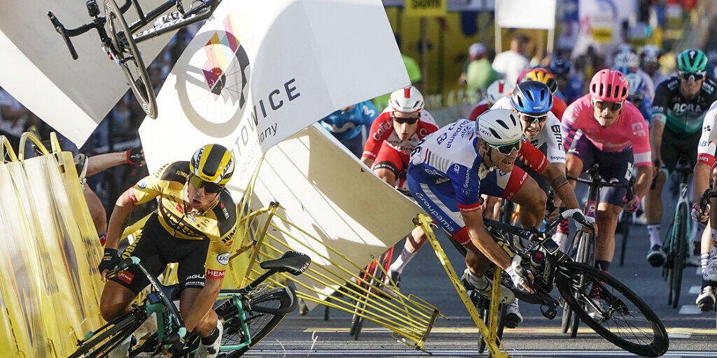 Die verhängnisvolle Szene vom 5. August: Dylan Groenewegen (vorne links im gelben Trikot) verursacht den Sturz, bei dem sich Fabio Jakobsen (hinten links/verdeckt) schwer verletzt Die verhängnisvolle Szene vom 5. August: Dylan Groenewegen (vorne links im gelben Trikot) verursacht den Sturz, bei dem sich Fabio Jakobsen (hinten links/verdeckt) schwer verletzt