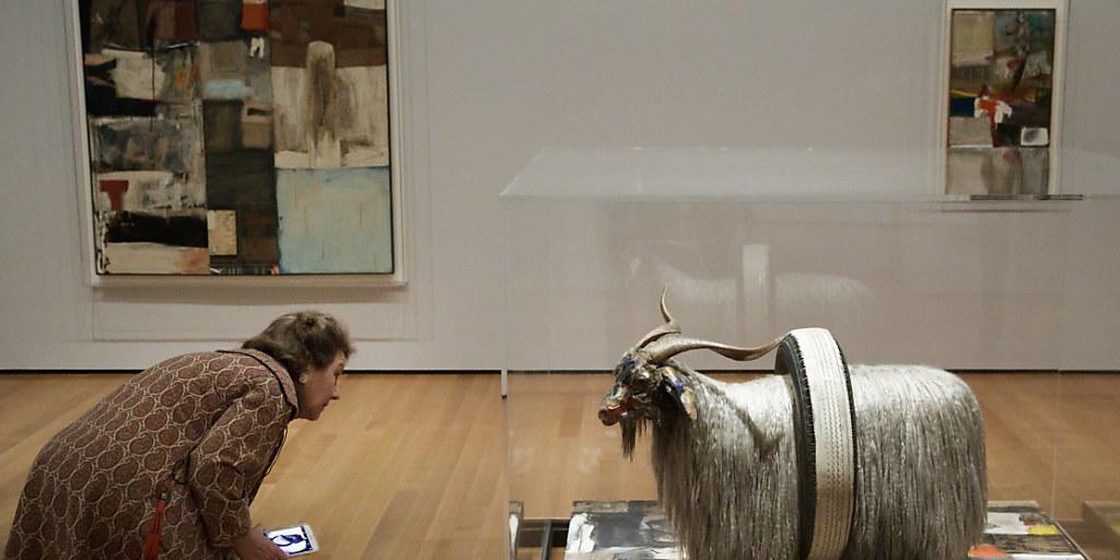 Eine Frau betrachtet die Skulptur "Monogram" in der Ausstellung "Robert Rauschenberg: Among Friends" im Museum of Modern Art in New York.