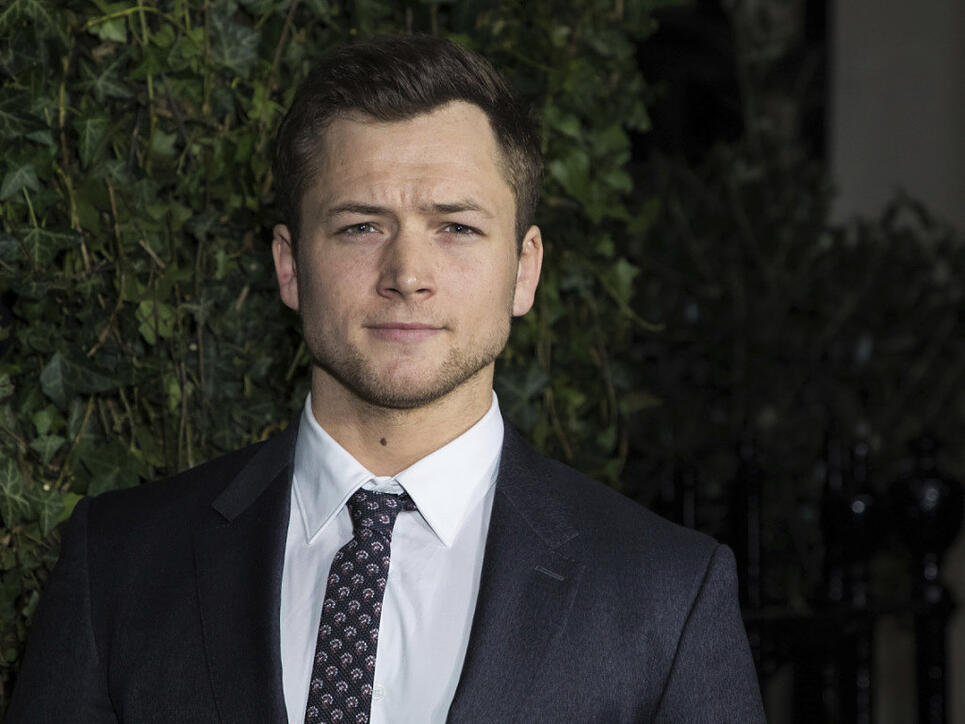 Der Brite Taron Egerton wird in einem Film die Rolle von Elton John spielen. (Archivbild)