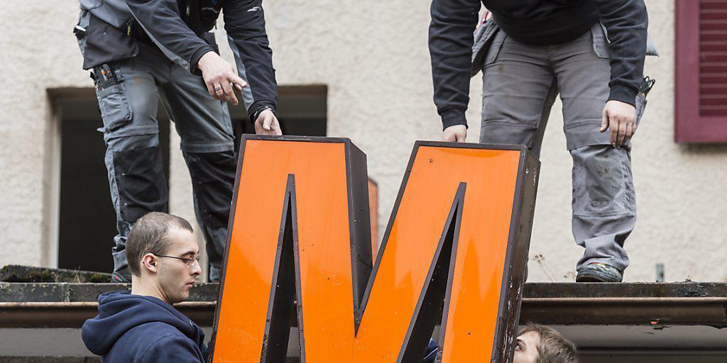 Das Migros-Logo ist interessant für Phishing: Erneut versuchten Betrüger über eine fingierte Umfrage mit dem Migros-Logo Daten von Kunden zu erschleichen. (Archivbild)