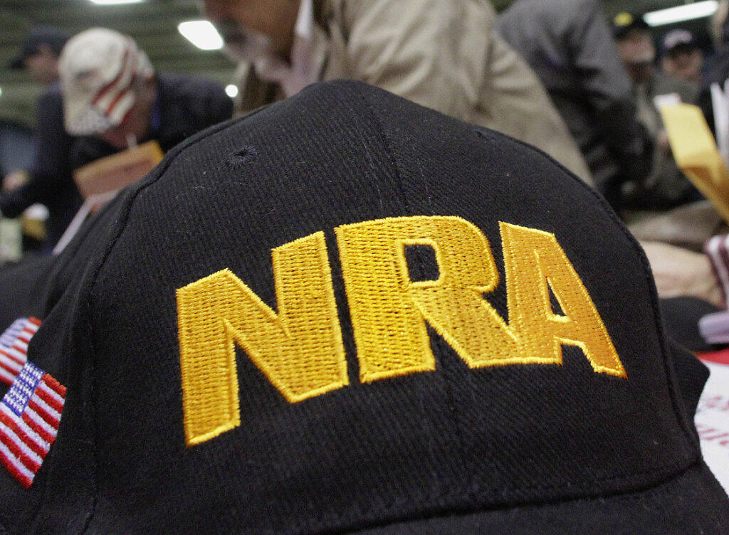 Die US-Waffenlobby NRA geht gegen ein gerade erst verabschiedetes strengeres Waffengesetz in Florida juristisch vor. (Symbolbild) Die US-Waffenlobby NRA geht gegen ein gerade erst verabschiedetes strengeres Waffengesetz in Florida juristisch vor. (Symbolbild)