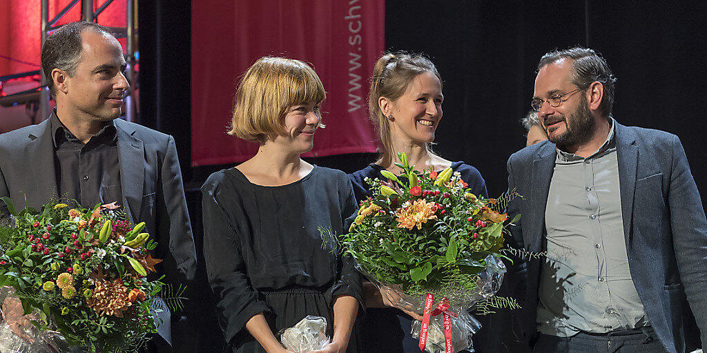 Jonas Lüscher (r) hat am Sonntag im Rahmen der BuchBasel den Schweizer Buchpreis entgegennehmen können. Neben ihm (v.l.) die Ko-Nominierten Lukas Holliger, Julia Weber und Martina Clavadetscher. Nicht auf dem Bild ist der Urs Faes. Er blieb nach einem Disput mit einem Kritiker dem Anlass fern.