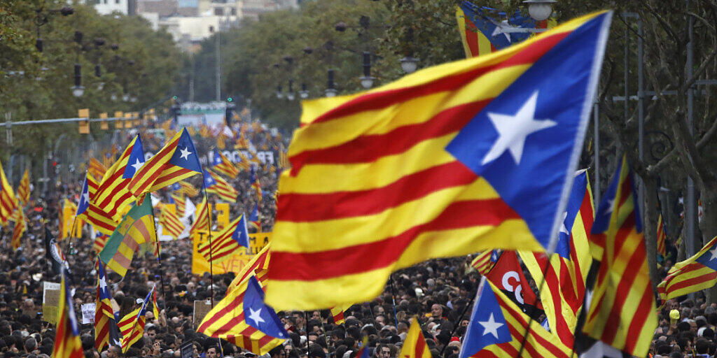 Massenprotest in Barcelona: Hunderttausende Katalanen sind auf der Strasse und schwenken die Estelada, die gelb-rote katalanische Nationalflagge. Massenprotest in Barcelona: Hunderttausende Katalanen sind auf der Strasse und schwenken die Estelada, die gelb-rote katalanische Nationalflagge.