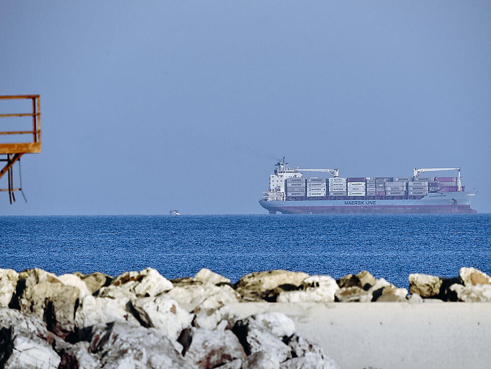Das dänische Containerschiff "Alexander Maersk" durfte in Italien ankern, damit die über 100 geretteten Flüchtlinge von Bord gehen können.