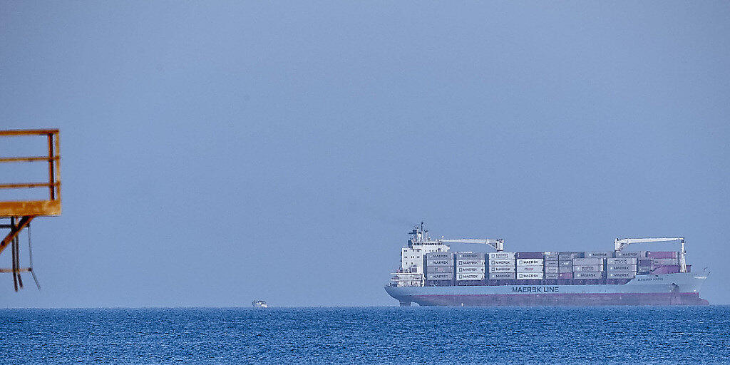 Das dänische Containerschiff "Alexander Maersk" durfte in Italien ankern, damit die über 100 geretteten Flüchtlinge von Bord gehen können.