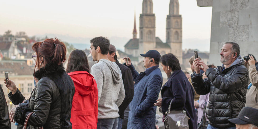 ZUERICH, TOURIST, TOURISTEN, TOURISTENGRUPPE, RUSSISCHE TOURISTEN, RUSSE, RUSSEN, SEHENSWUERDIGKEITEN, AUSSICHTSPUNKT, AUSSICHT, AUSBLICK, FOTOGRAFIEREN, GROSSMUENSTER, GROSSMUENSTER KIRCHE, ALTSTADT, ZUERCHER ALTSTADT, ALTSTADT ZUERICH, LINDENHOF, MENSC