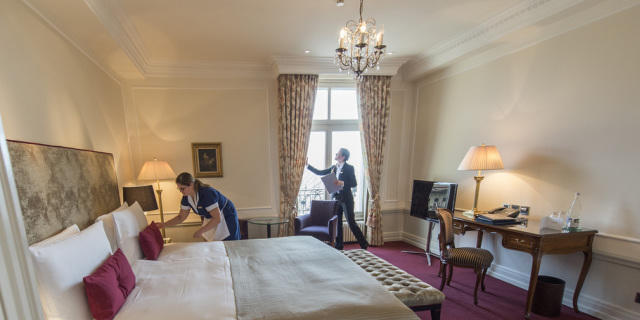 Zimmerdamen bei der Arbeit im Hotel Bellevue in Bern (Archiv)