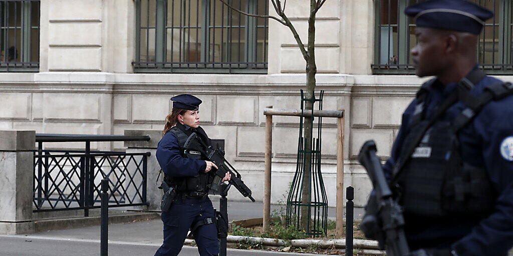 Einsatzkräfte sichern das Pariser Polizeihauptquartier auf der Île de la Cité im Zentrum von Paris. Einsatzkräfte sichern das Pariser Polizeihauptquartier auf der Île de la Cité im Zentrum von Paris.