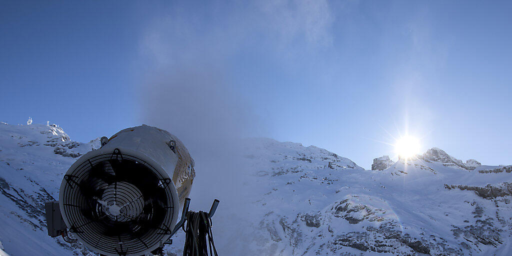 Eine Schneekanone ist im Einsatz im Skigebiet Titlis oberhalb Engelberg OW.